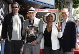 Leonard Nimoy, Walter Koenig, Nichelle Nichols y George Takei, parte del elenco original de "Star Trek" que estuvo tanto en TV como en películas.